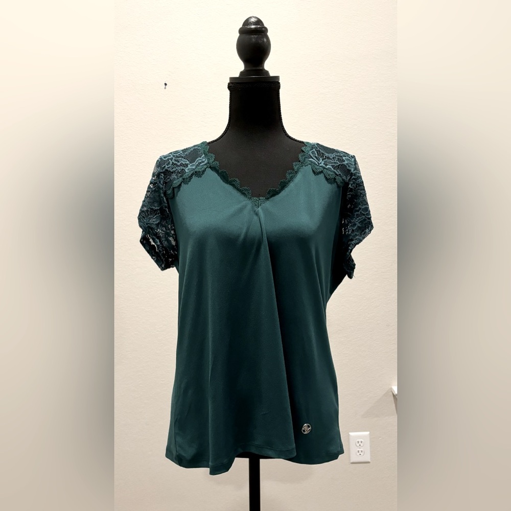 Adrienne Vittadini Women’s Short Contrast Lace Sleeve With Lace Trim.